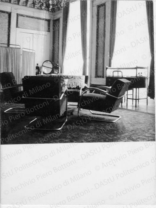 Veduta di poltroncine con tavolino, positivo, bianco e nero, mm 119x90. 