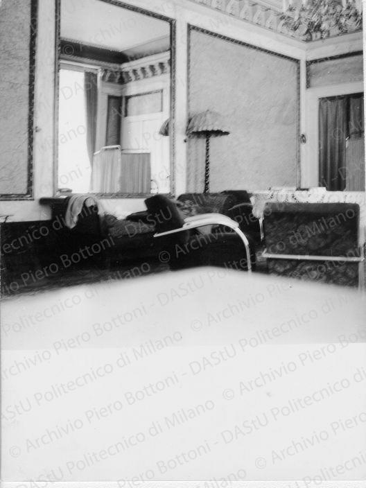 Veduta di poltroncine con tavolino, positivo, bianco e nero, mm 119x90. 