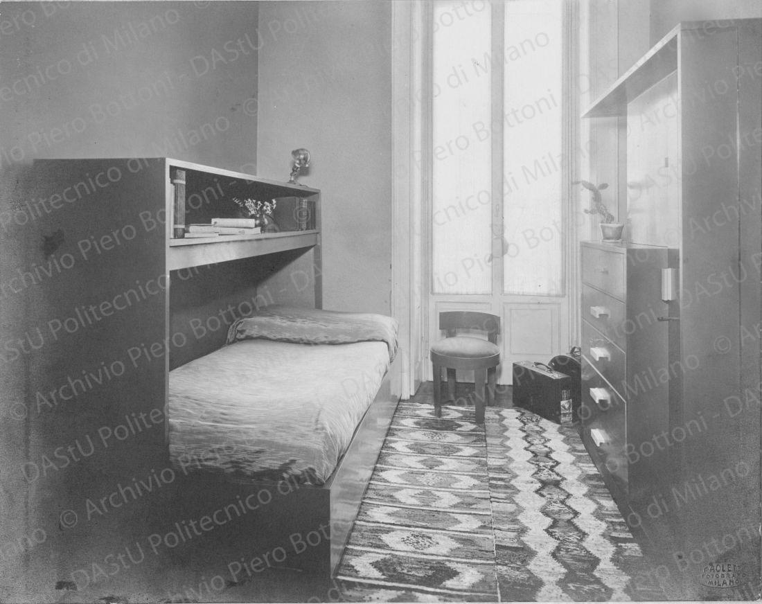 Veduta di una camera da letto. Timbro a secco "Paoletti fotografo Milano". Positivo, bianco e nero,221x280 mm, album giallo n.8, pag.64.