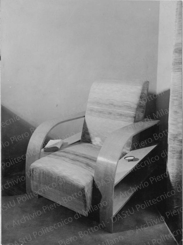 Veduta di una poltroncina con struttura in legno curvato. Positivo, bianco e nero, 217x160 mm, album giallo n.8, pag.71.