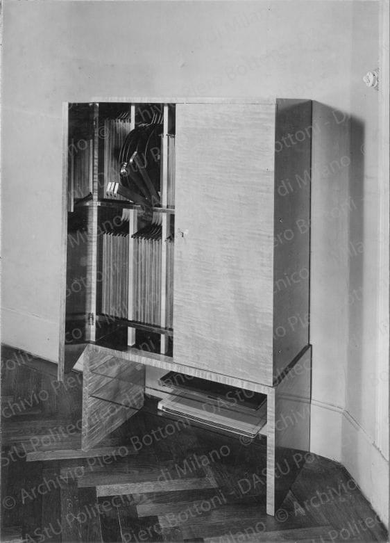 Veduta di "Portadischi in rabano bianco". Positivo, bianco e nero, 198x142 mm, album giallo n.8, pag. 31.