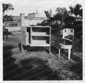 Veduta di un mobiletto basso e di una sedia con seduta portaoggetti in un giardino. Positivo, bianco e nero, 86x88 mm, album giallo n.8, pag.77.