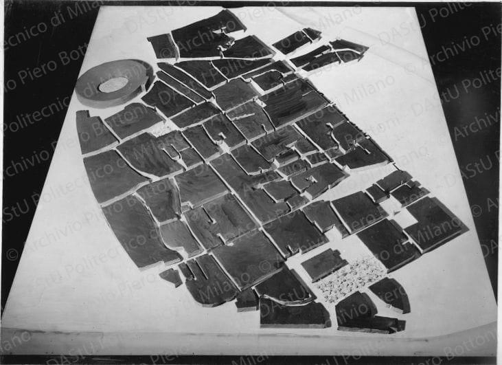 Veduta del plastico del centro storico allo stato di fatto. Didascalia: "Plastico di raffronto fra l'attuale sistemazione del centro e la futura". Positivo, bianco e nero, 135x184 mm, album giallo n.5, pag.36.