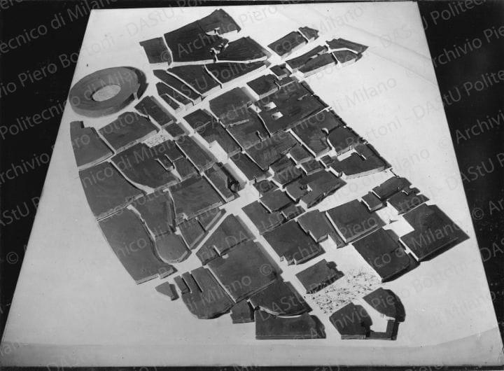 Veduta del plastico del progetto del centro storico. Didascalia: "Plastico di raffronto fra l'attuale sistemazione del centro e la futura". Positivo, bianco e nero, 135x184 mm, album giallo n.5, pag.36.