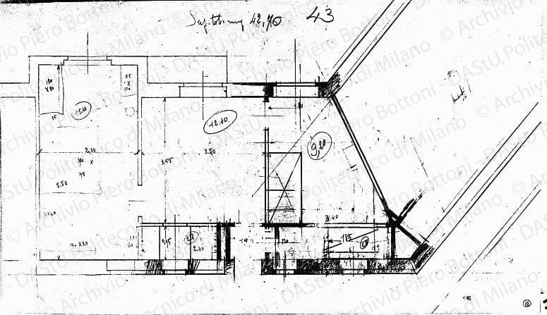 Pianta di alloggio, scala 1:25, s.d. Matita su carta, cm 35,6x61,2. Sul verso: particolare di scala a pioli e schizzo a matita. 