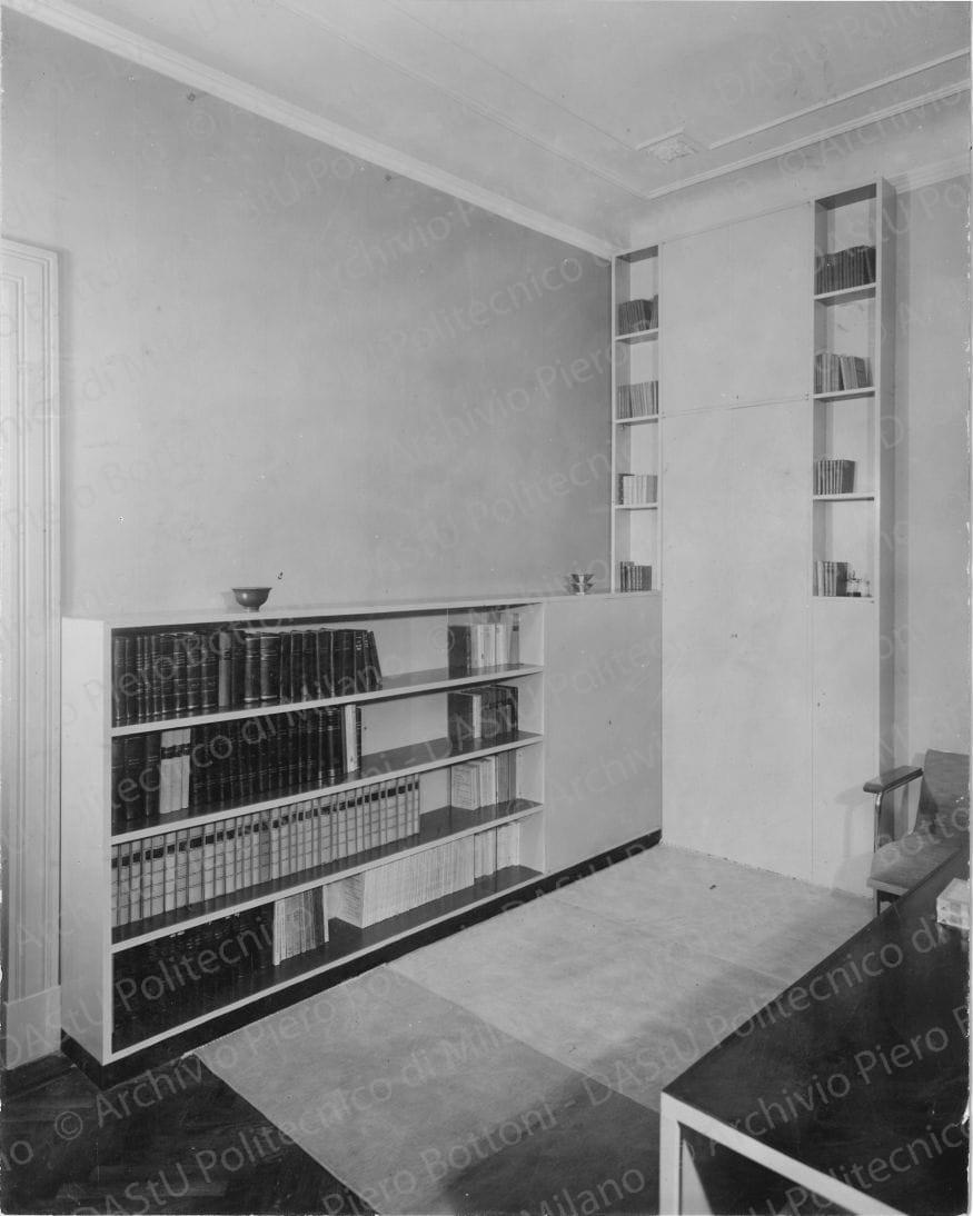 Veduta di libreria bassa. Retro: "Casa Davoli a Milano". Positivo, bianco e nero, 280x221 mm, album giallo n.8, pag.52.