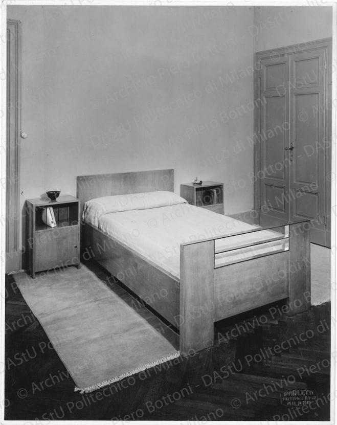 Veduta della camera da letto. Timbro a secco "Paoletti fotografo Milano". Positivo, bianco e nero,210x166 mm, album giallo n.8, pag.53.
