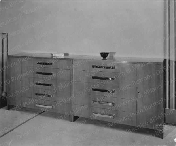 Veduta di una cassettiera. Timbro a secco "Paoletti fotografo Milano". Positivo, bianco e nero, 156x190mm, album giallo n.8, pag.54.