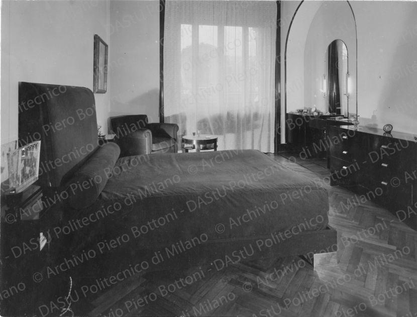 Veduta della camera da letto. Positivo, bianco e nero, 160x211 mm, album giallo n.8, pag.39.