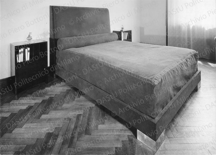 Veduta del letto nella camera da letto. Timbro a secco "Paoletti fotografo Milano". Positivo, bianco e nero, 160x223 mm, album giallo n.8, pag.41.