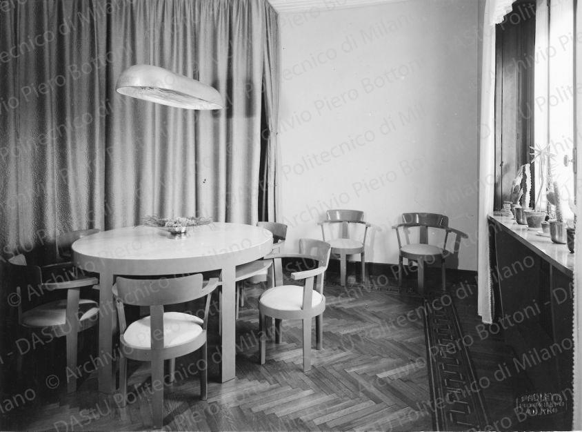 Veduta della sala da pranzo. Timbro a secco "Paoletti fotografo Milano". Positivo, bianco e nero, 158x215 mm, album giallo n.8, pag.47.