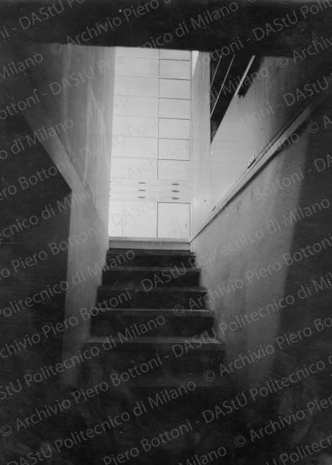 Veduta della scala interna, positivo, bianco e nero, mm 226x164. 