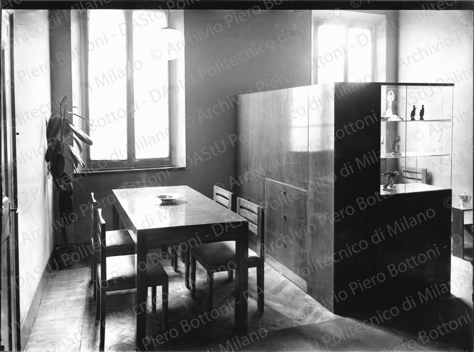 Veduta della "Sala da pranzo e salottino da ricevimento e da musica". Positivo, bianco e nero, 39x239 mm, album giallo n. 8, pag. 17.