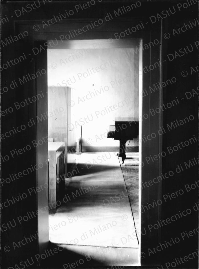 Veduta del "Salotto e salottino". Positivo, bianco e nero, 239x177 mm, album giallo n. 8, pag. 18.