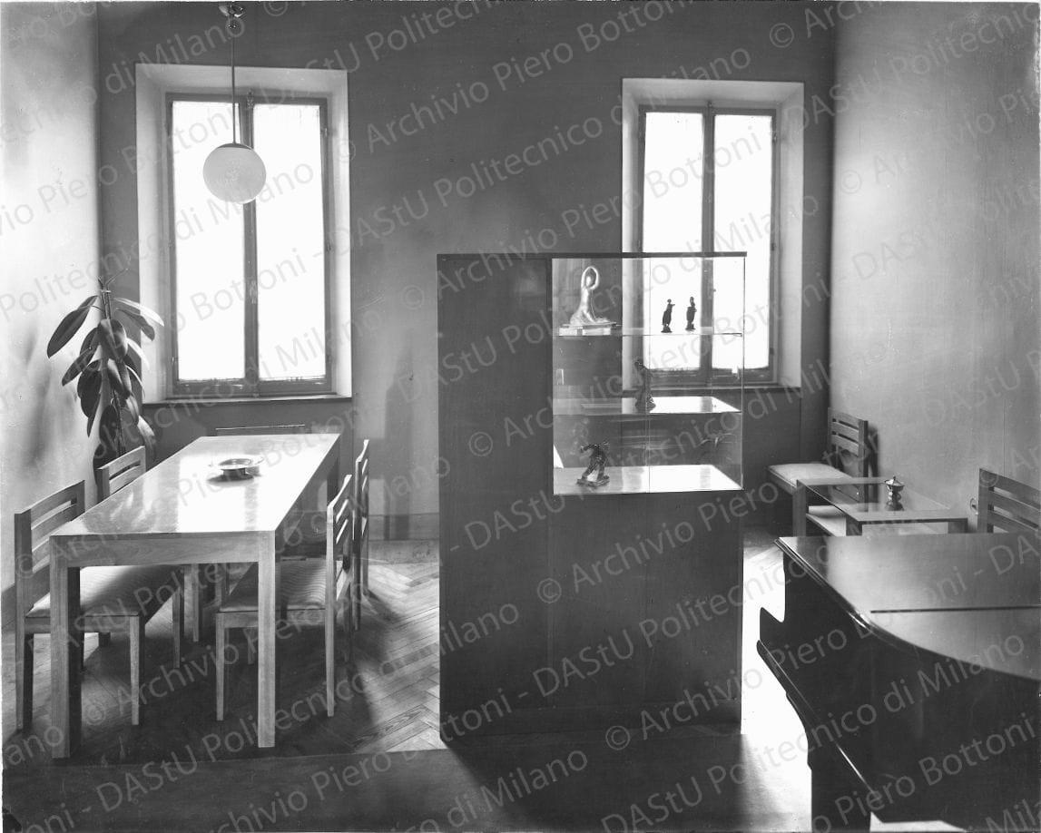Veduta della "Sala da pranzo e salottino da ricevimento e da musica". Positivo, bianco e nero, 234x290 mm, album giallo n. 8, pag. 22.