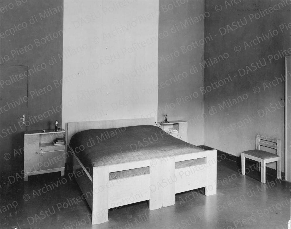 Veduta della camera da letto matrimoniale. Positivo, bianco e nero, 203x257 mm, album giallo n. 8, pag. 27.