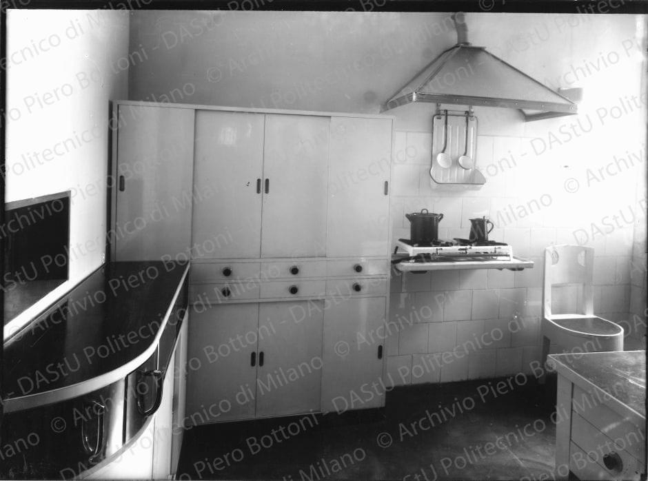Veduta della cucina. Positivo, bianco e nero, 177x240 mm, album giallo n. 8, pag. 28.