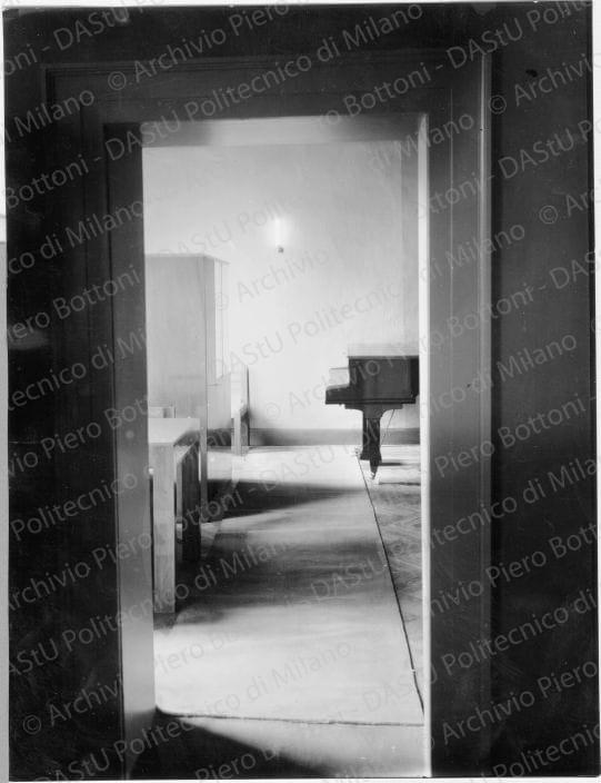 Idem, in formato differente, positivo, bianco e nero, mm 236x179. 