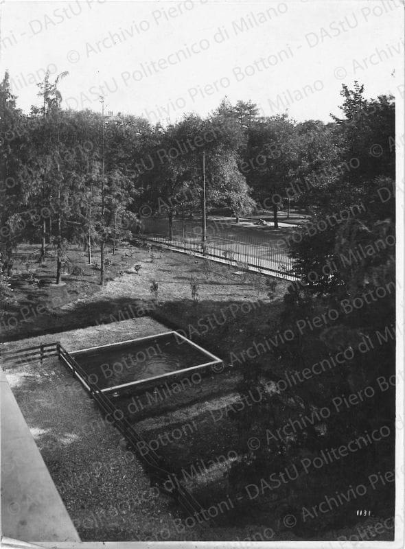 Veduta del parco dal ballatoio. Positivo, bianco e nero, 169x124 mm, album giallo n. 7, pag. 26bis.