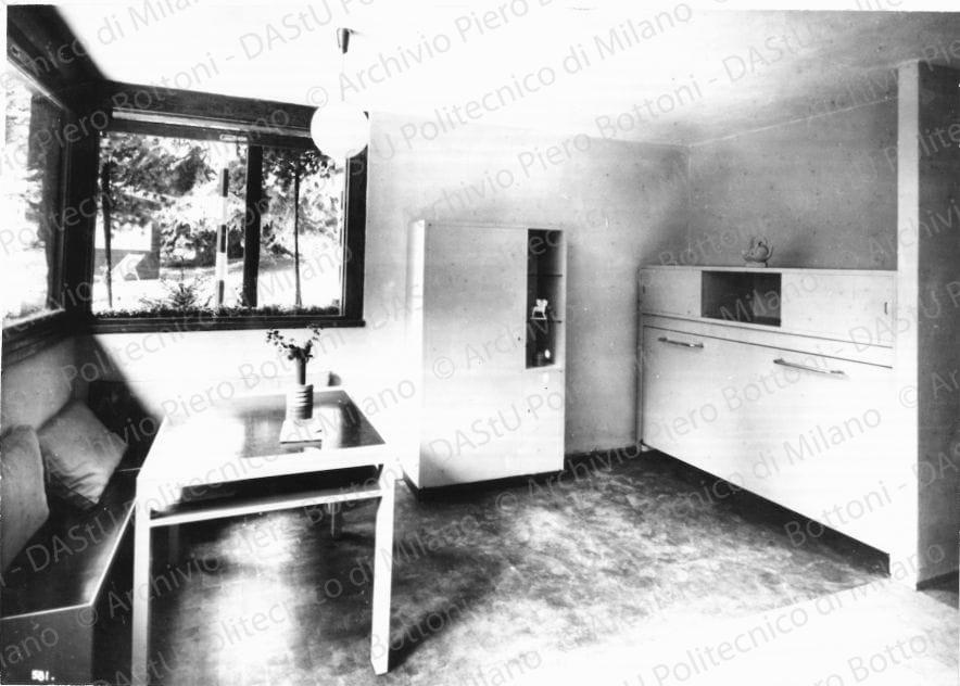 Casa ai monti, veduta del soggiorno. Annotazione tipografica sul recto della fotografia: "581". Positivo, bianco e nero, 158x223 mm, album giallo n.8, pag.112.