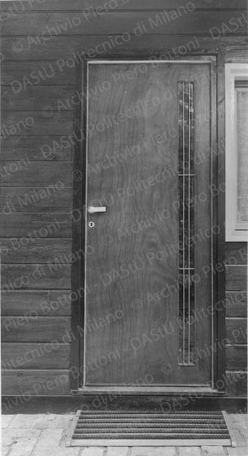 Casa per mezza montagna, veduta della porta d'ingresso. Positivo, bianco e nero, 217x117 mm, album giallo n.1, pag.22.
