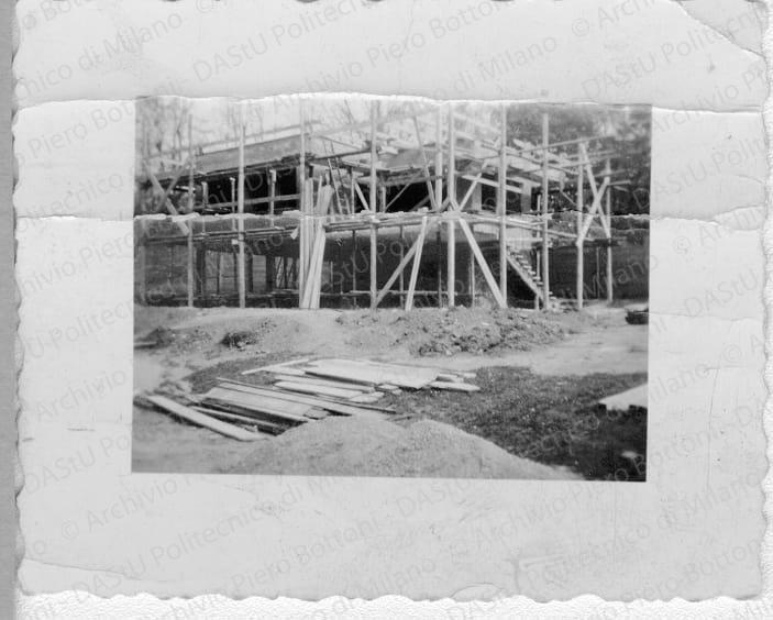 Veduta del cantiere, positivo, bianco e nero, mm 47x58. 
