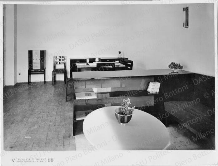 Veduta del soggiorno, positivo, bianco e nero, mm 179x236. Timbro ad inchiostro sul verso: "Piero Bottoni" et altri. Annotazione fotografica sul verso della fotografia: "V Triennale di Milano 1933".