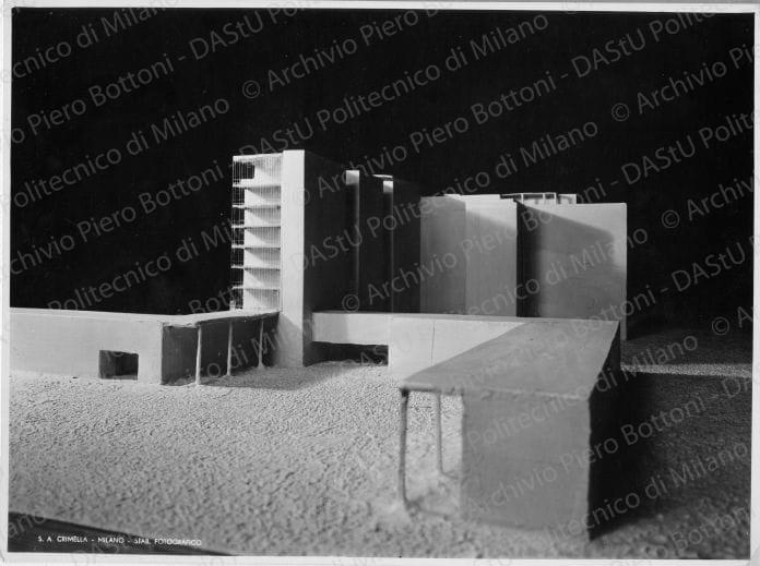 Veduta est plastico, positivo, bianco e nero, mm 169x234. Su una fotografia timbro ad inchiostro sul verso: "Motto GR PB 1933".