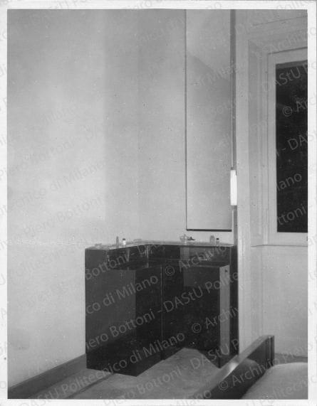 Positivo, bn, mm 161x126. Album nero n.12.