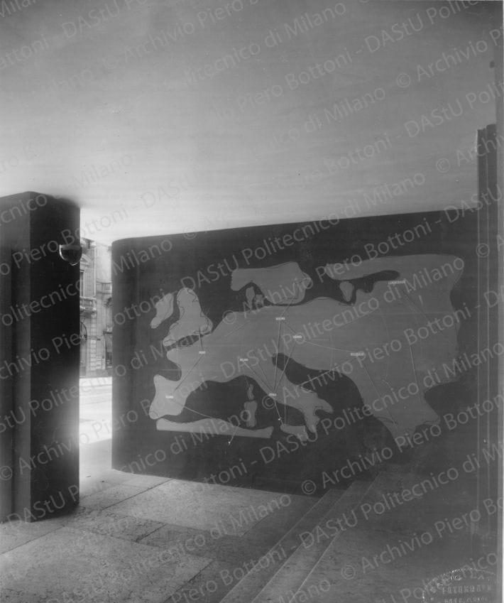 Veduta dell'ingresso sotto il porticato. Timbro a secco del fotografo. Positivo, bianco e nero, 216x180 mm, album giallo n.6, pag.55.
