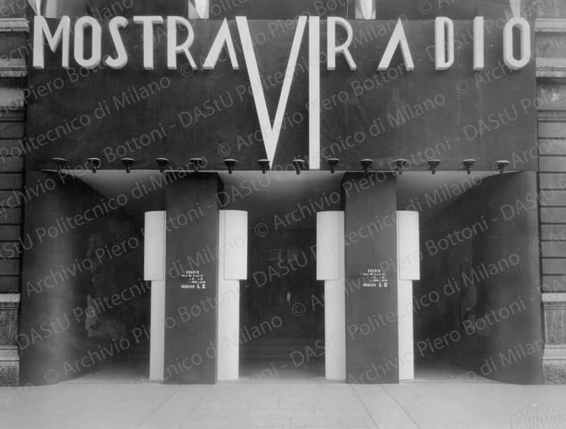 Veduta dell'ingresso alla mostra dalla strada, positivo, bianco e nero, mm 219x286. 