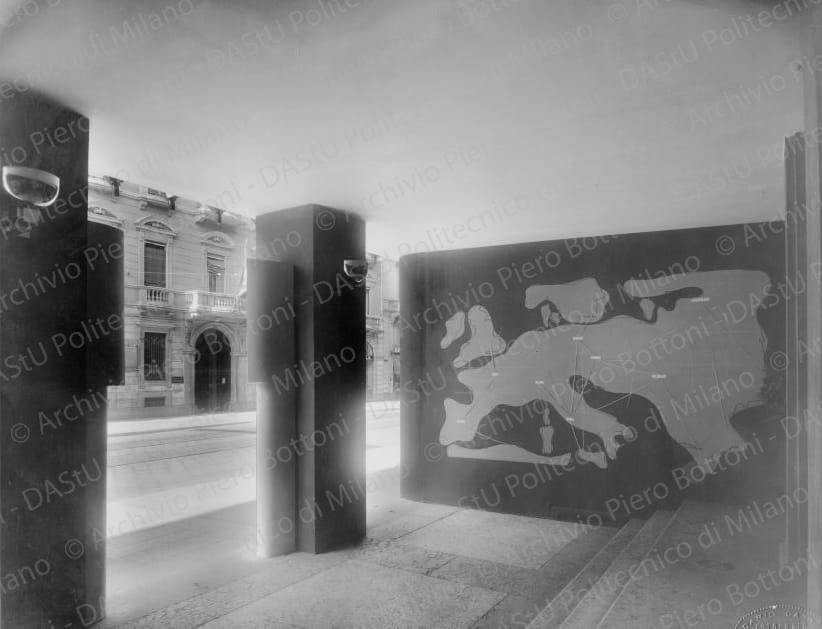 Veduta dell'ingresso, positivo, bianco e nero, mm 228x286. Timbro ad inchiostro "Piero Bottoni" sul verso.
