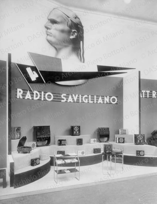 Veduta di uno stand, positivo, bianco e nero, mm 284x226. 