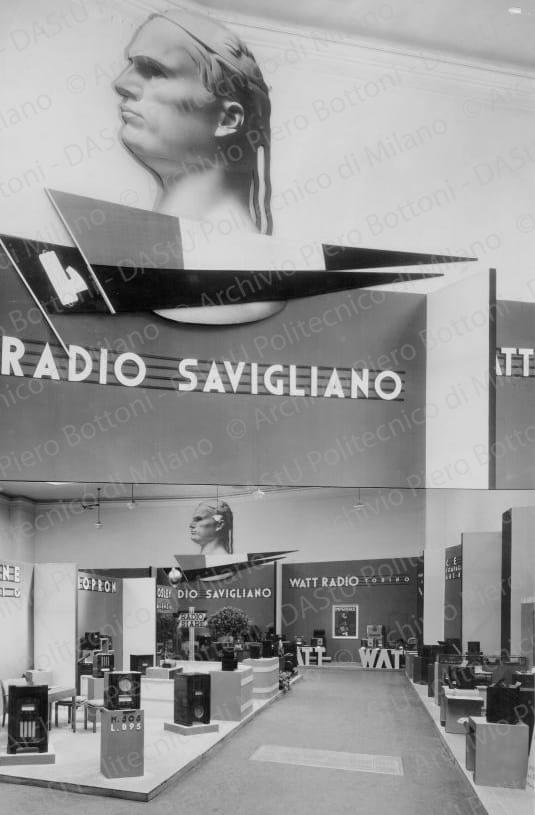 Veduta di uno stand, positivo, bianco e nero, mm 280x183. Timbri ad inchiostro sul verso: "Piero Bottoni" e "Da restituire".