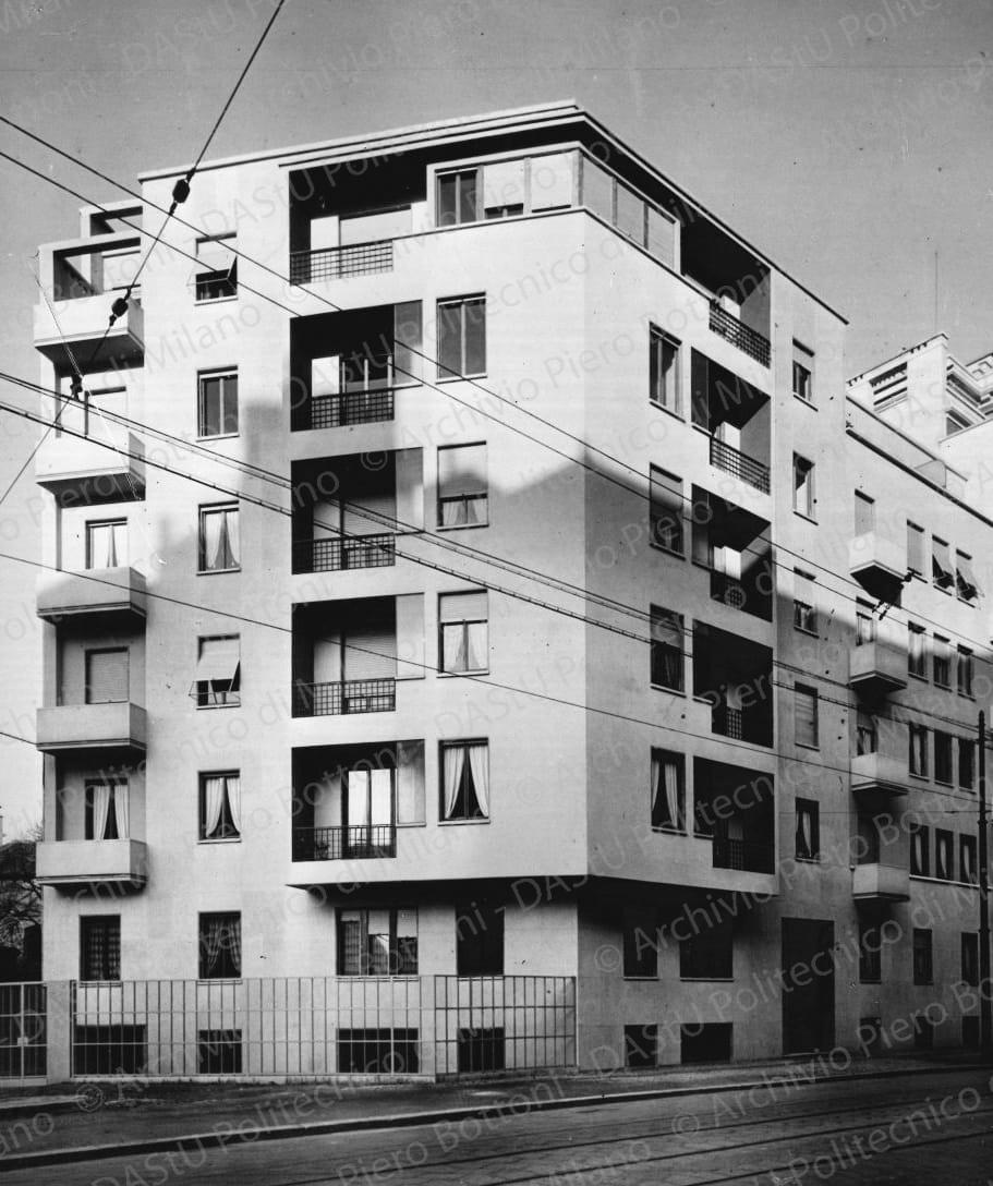 Veduta del prospetto sud-ovest. Didascalia dattiloscritta: "1934 - Casa per locazione Milano. Una fra le primissime case moderne in Milano, risultato delle polemiche e delle battaglie degli anni '30. Lo sviluppo del bovindo e dei grandi terrazzi-loggia colorati, l'uso di lastre di cristallo libere, come frangivento, i ritmi della composizione, "alternata", caratterizzano questo edificio liberandolo dalle convenzioni del formalismo neo classico imperante". Positivo, bianco e nero, 282x235 mm, album giallo n.19, pag.15.