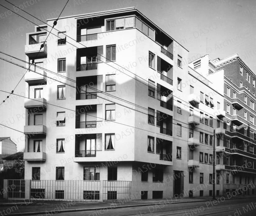 Veduta dell'edificio. Positivo, bianco e nero, 181x225 mm, album giallo n.2, pag.54.