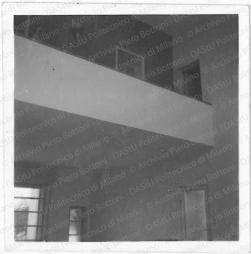 Particolare del soggiorno a doppia altezza. Positivo, bianco e nero, 60x60 mm, album giallo n.1, pag.50.