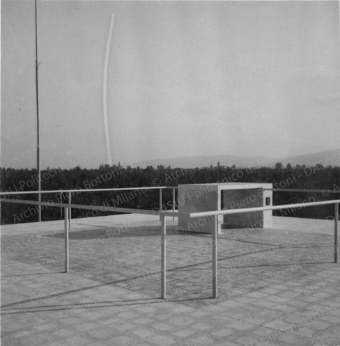 Veduta della terrazza sul tetto. Positivo, bianco e nero, 120x117 mm, album giallo n.1, pag.56.