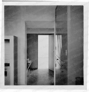 Veduta della cucina, positivo, bianco e nero, mm 60x60. 