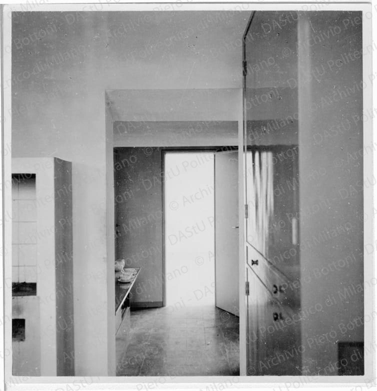 Idem, in formato differente, positivo, bianco e nero, mm 129x124. 