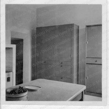Veduta della cucina, positivo, bianco e nero, mm 60x60. 