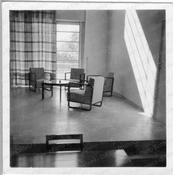 Veduta del soggiorno, positivo, bianco e nero, mm 60x60. 