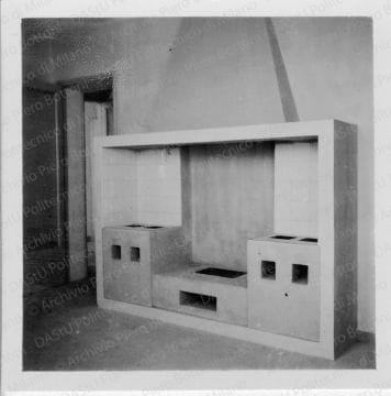Veduta del caminetto della cucina, positivo, bianco e nero, mm 60x60. 