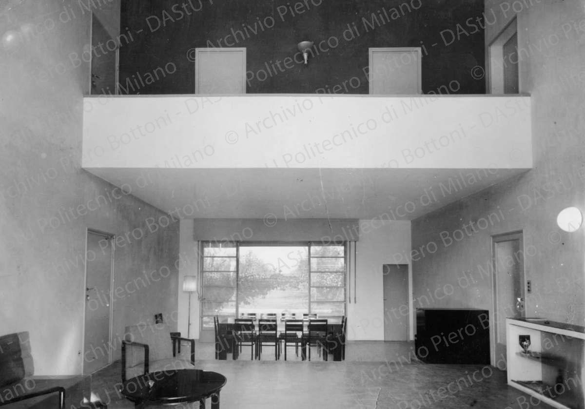 Veduta del soggiorno e della sala da pranzo, positivo, bianco e nero, mm 165x232. 