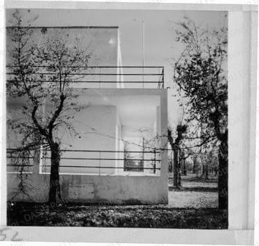 Veduta del prospetto ovest, positivo, bianco e nero, mm 60x60. Fotografia in album.