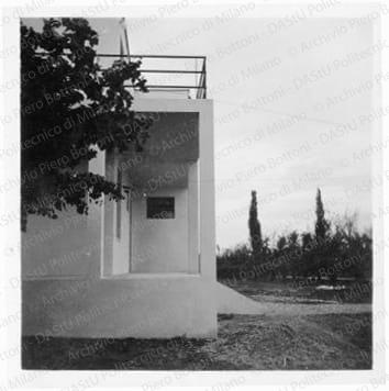 Veduta del prospetto sud, positivo, bianco e nero, mm 60x60. Fotografia in album.