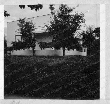 Veduta del prospetto sud-ovest, positivo, bianco e nero, mm 60x60. Fotografia in album.