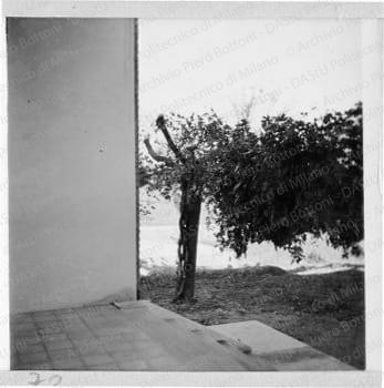 Veduta dal loggiato, positivo, bianco e nero, mm 60x60. Fotografia in album.