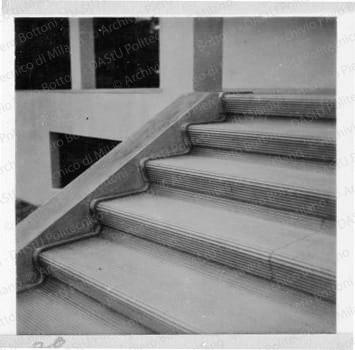 Veduta esterna della scala ad est, positivo, bianco e nero, mm 60x60. Fotografia in album.