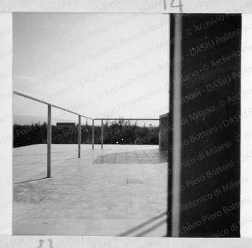 Veduta nord del terrazzo, positivo, bianco e nero, mm 60x60. Fotografia in album.